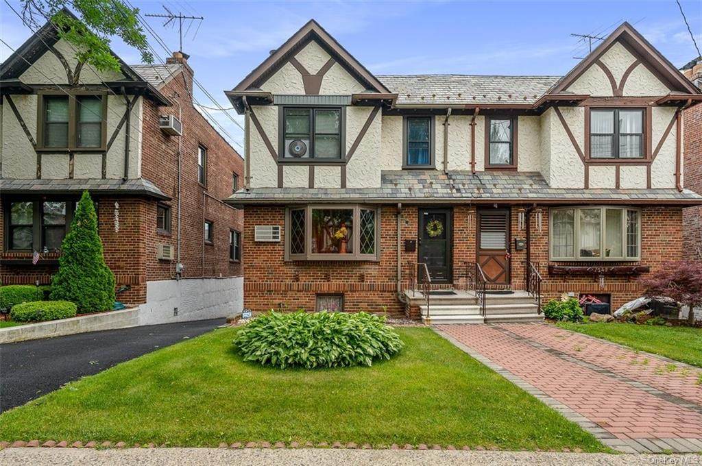 1243 Rhinelander Avenue - Photo 1