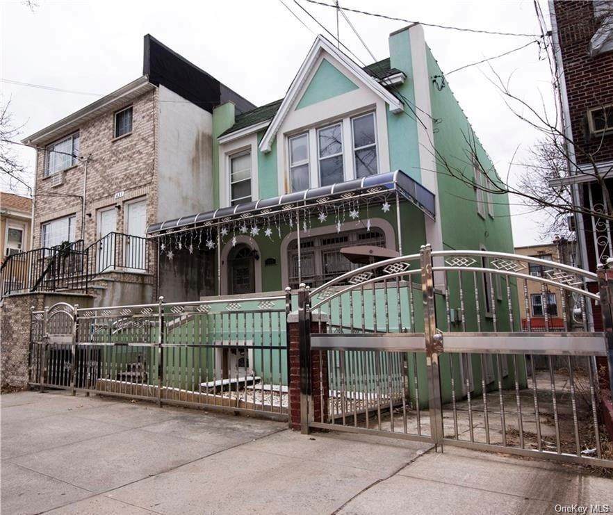 635 Saint Lawrence Avenue - Photo 1