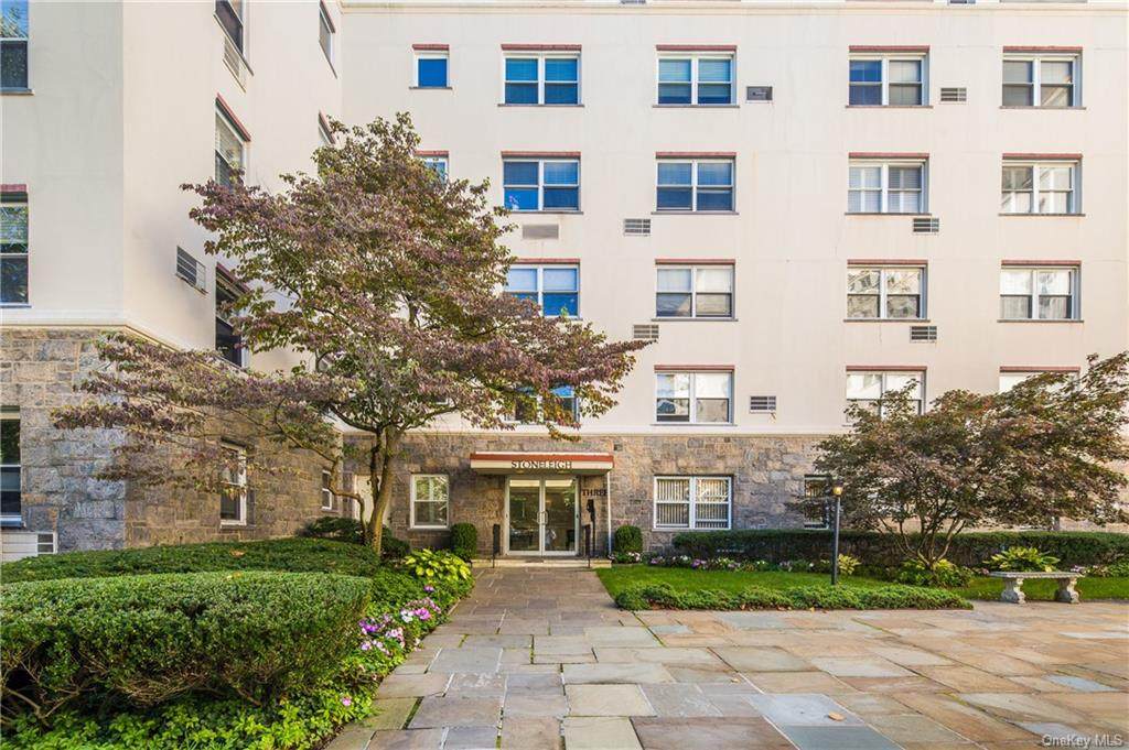 3 Stoneleigh Plaza - Photo 1