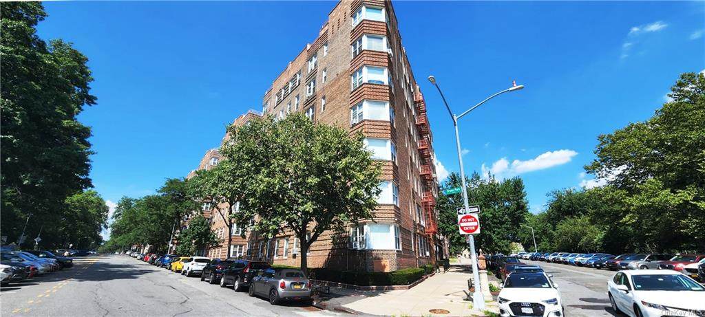 601 Pelham Parkway North - Photo 1