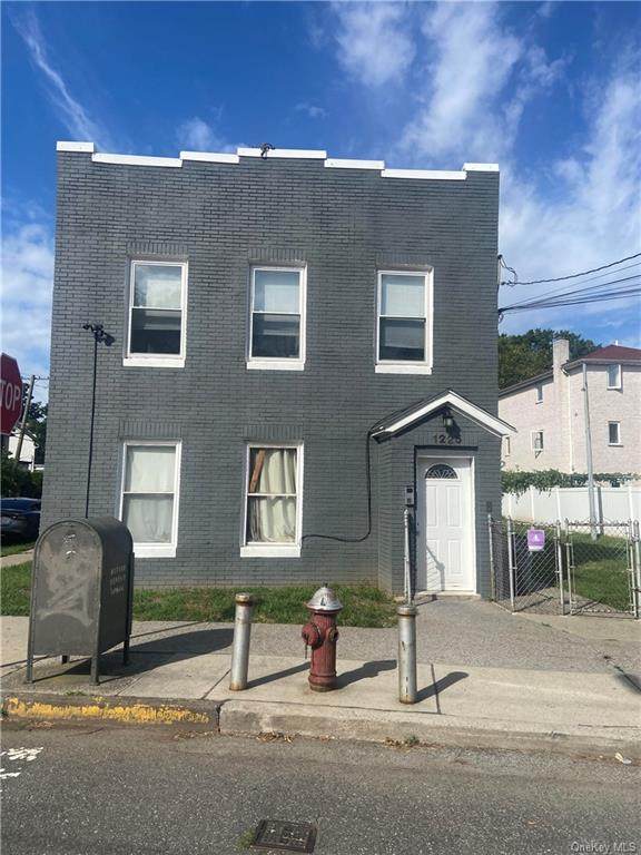 1225 Hollywood Avenue - Photo 1