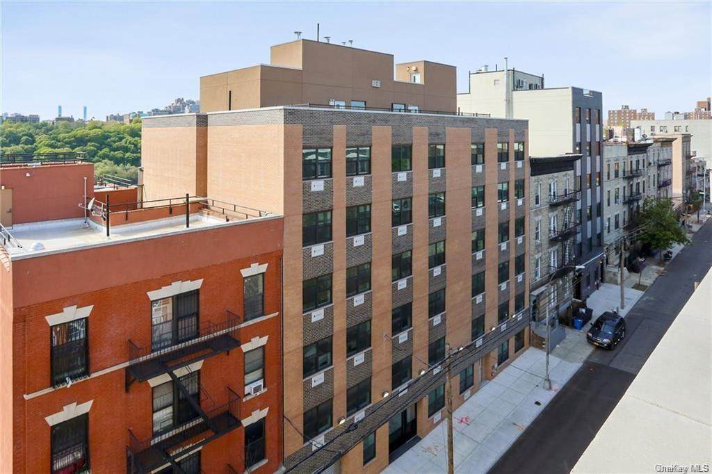 979 Summit Avenue - Photo 1