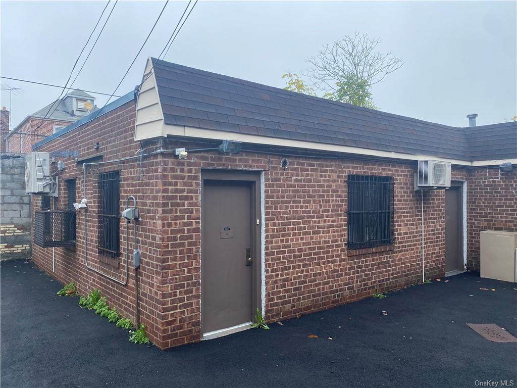 1938 Williamsbridge Road - Photo 1