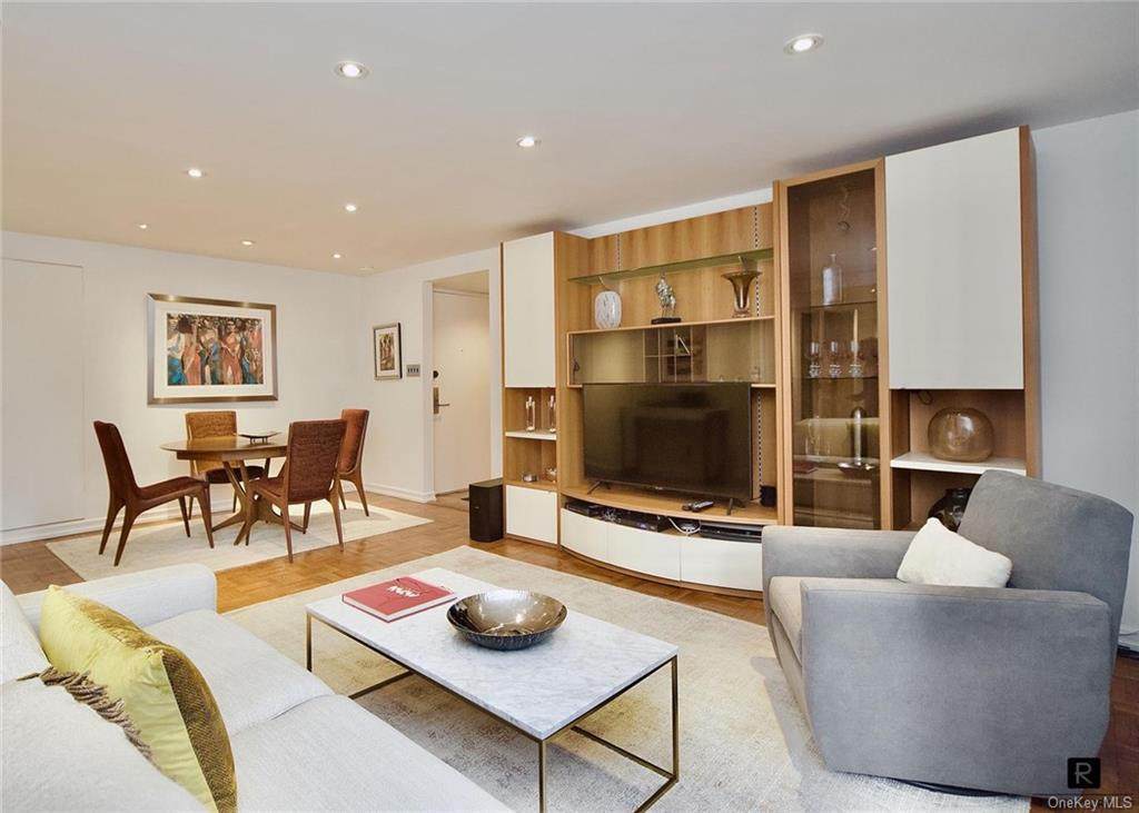 118 E 60th Street - Photo 1
