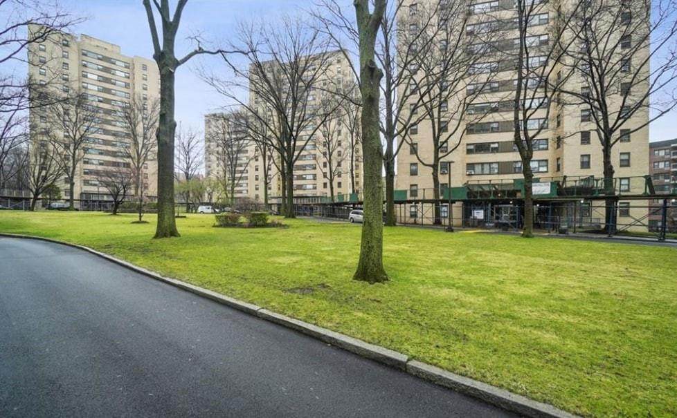8 Fordham Hill Oval - Photo 1