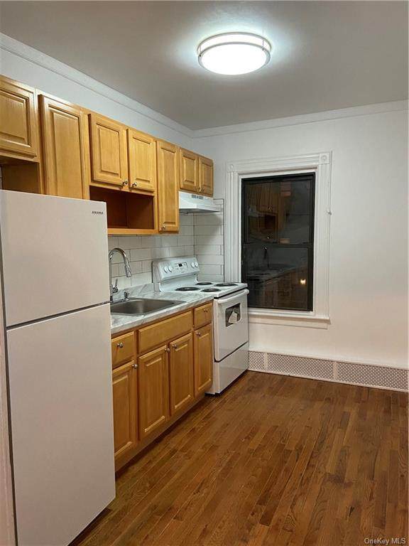 2579 Bainbridge Avenue - Photo 1