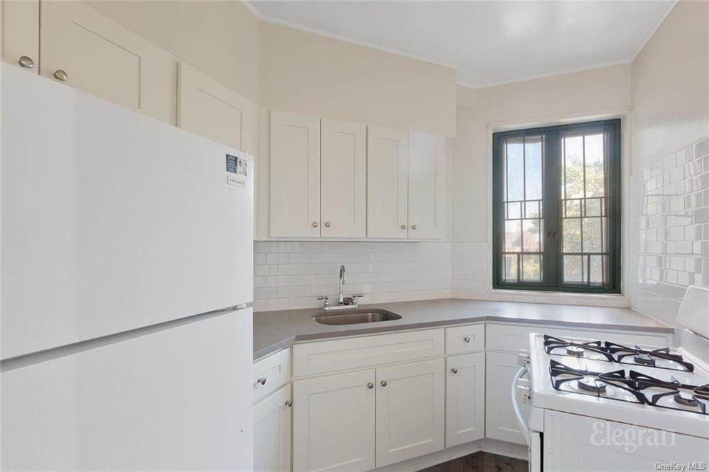7 Metropolitan Oval - Photo 1
