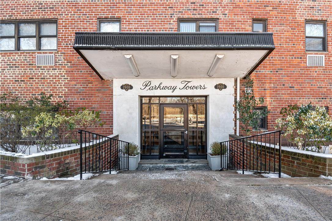 1910 Pelham Parkway - Photo 1