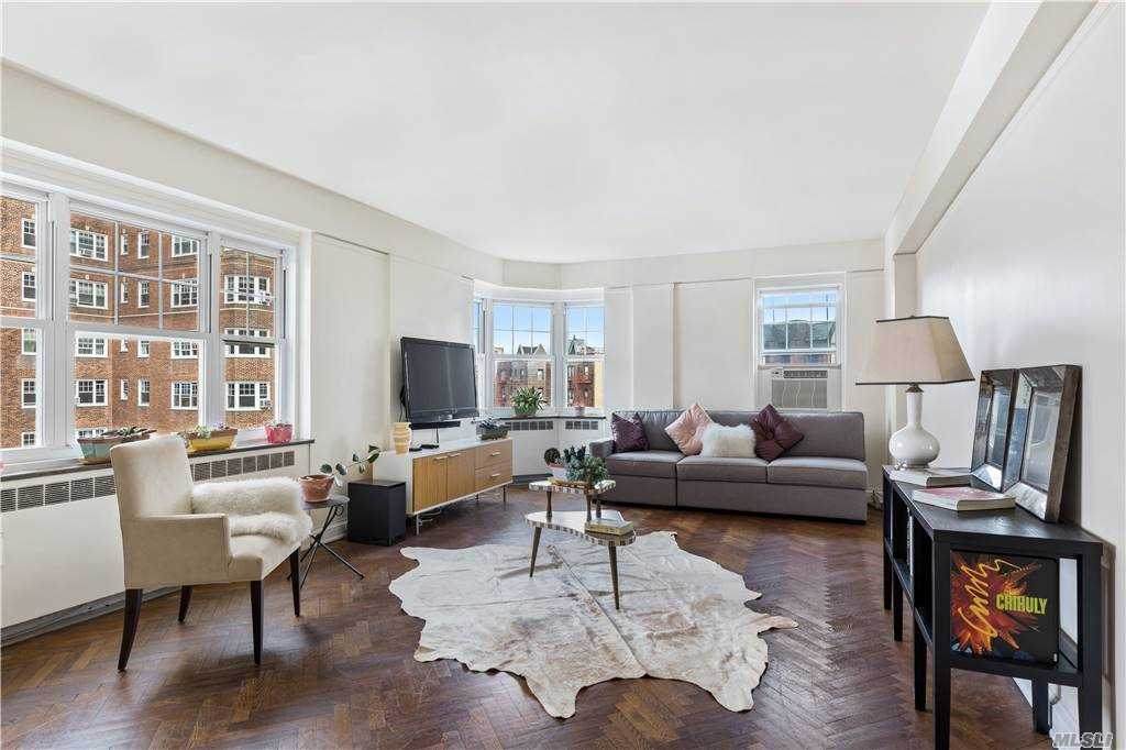 180 Cabrini Boulevard - Photo 1