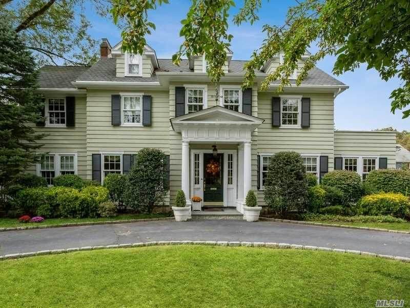 10 Nassau Boulevard - Photo 1