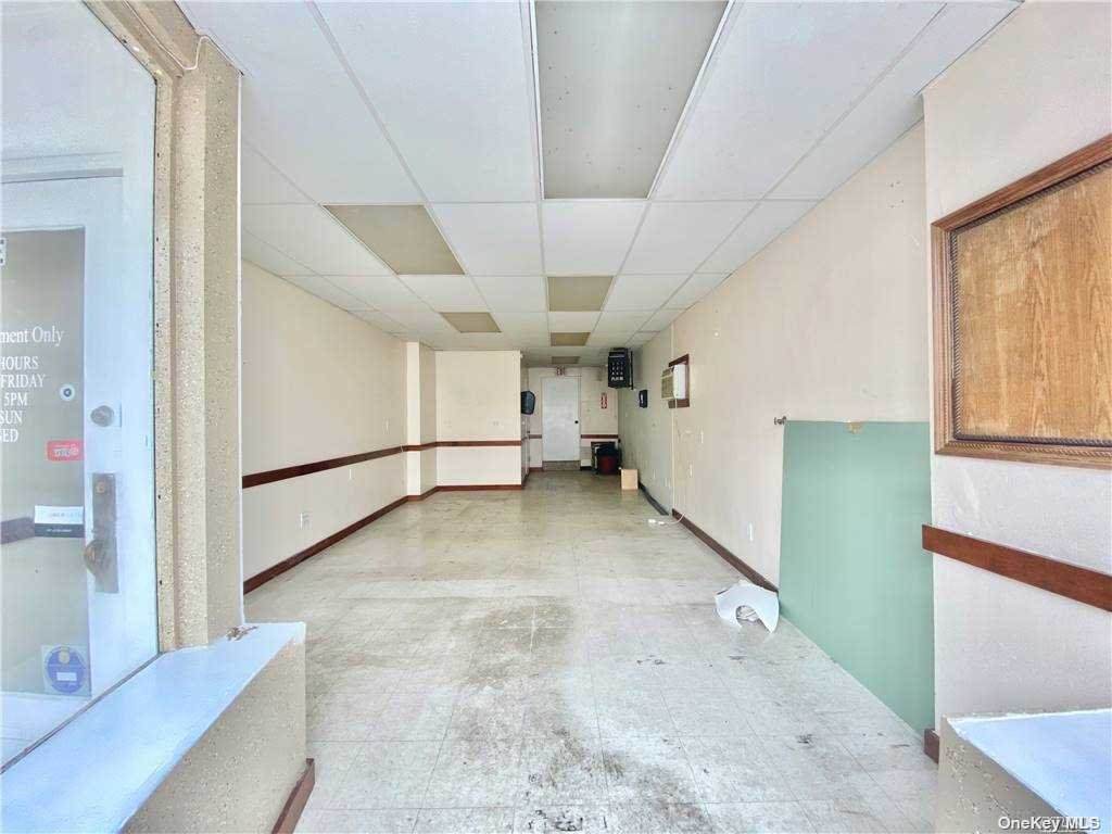 4 Valley Stream Boulevard - Photo 1