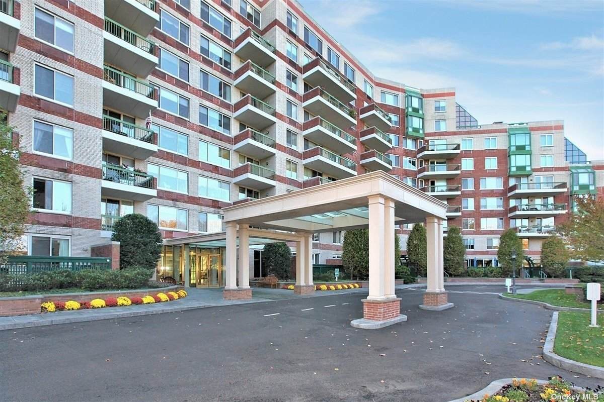 100 Hilton Avenue - Photo 1