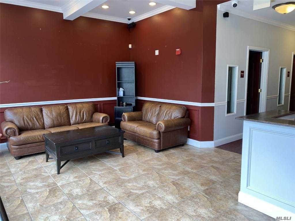 32 Nassau Boulevard - Photo 1