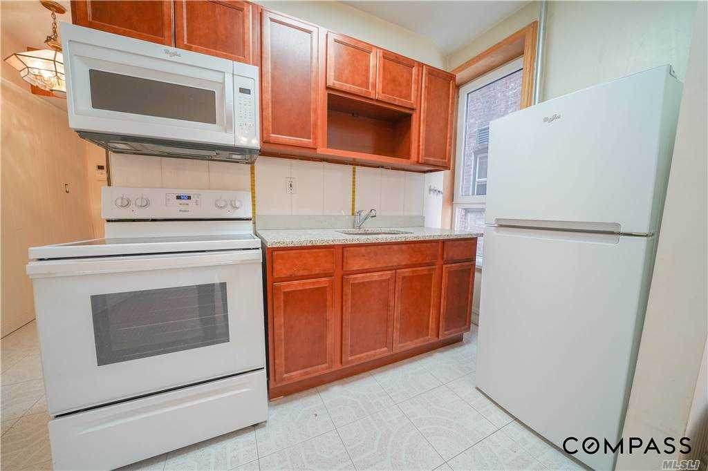 61-12 Woodbine Street - Photo 1