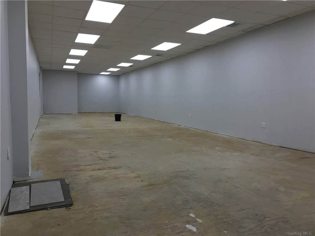 136-85 Roosevlt Avenue - Photo 1