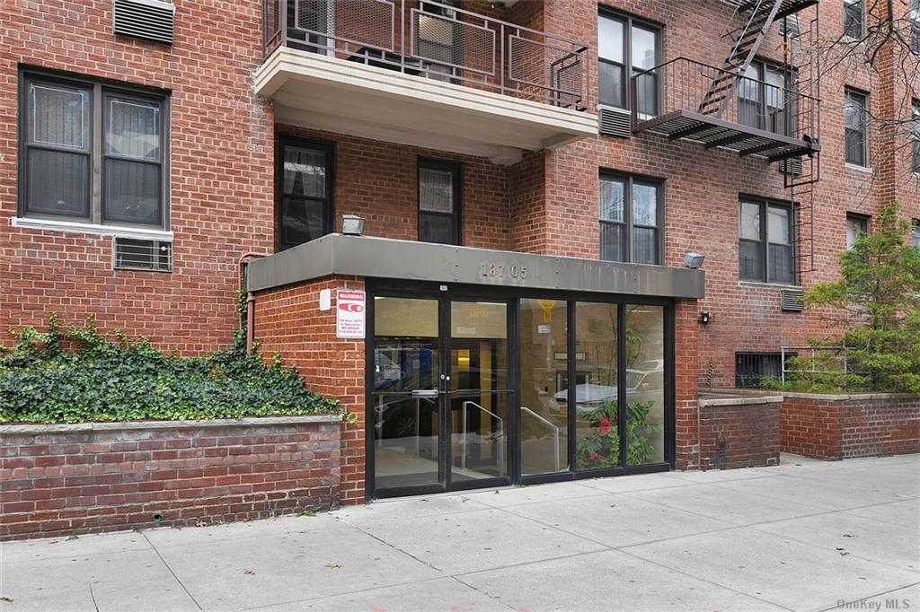 137-05 Franklin Avenue - Photo 1