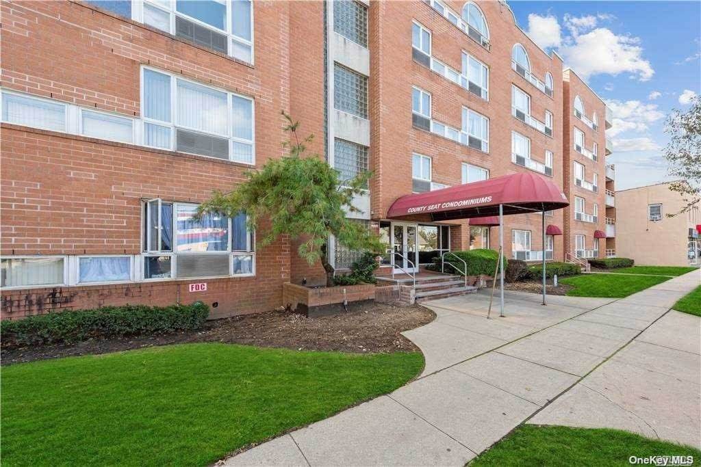 205 Mineola Boulevard - Photo 1