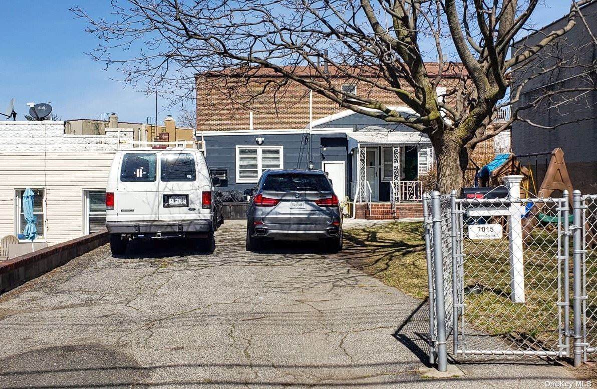 70-15 Ditmars Boulevard - Photo 1