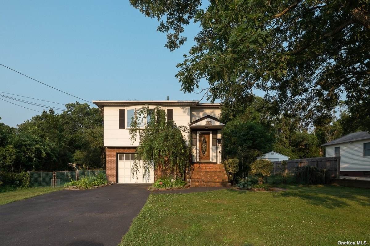 1523 Thompson Drive - Photo 1