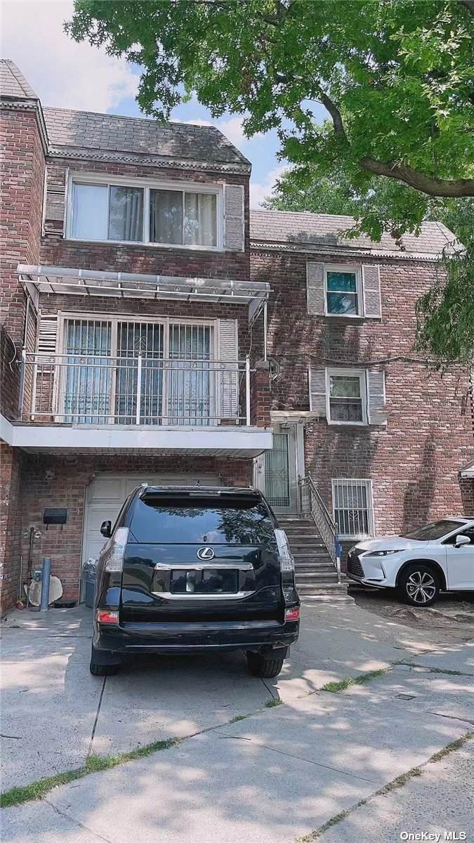 42-97 Crommelin Avenue - Photo 1
