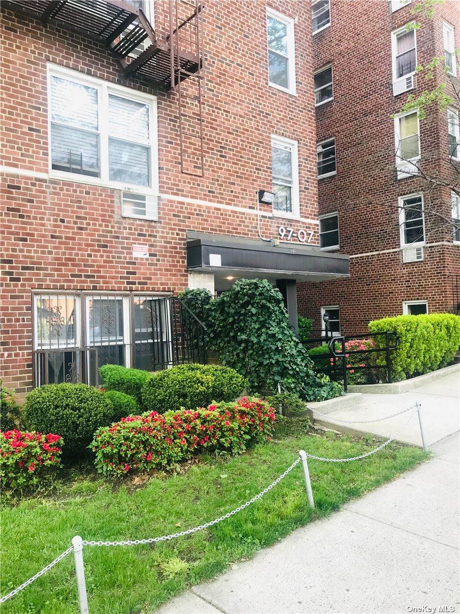 9707 67 Ave - Photo 1