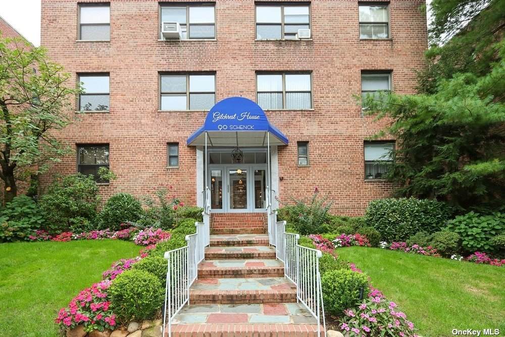 90 Schenck Avenue - Photo 1