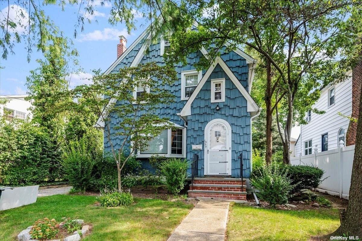 1059 Broadway - Photo 1