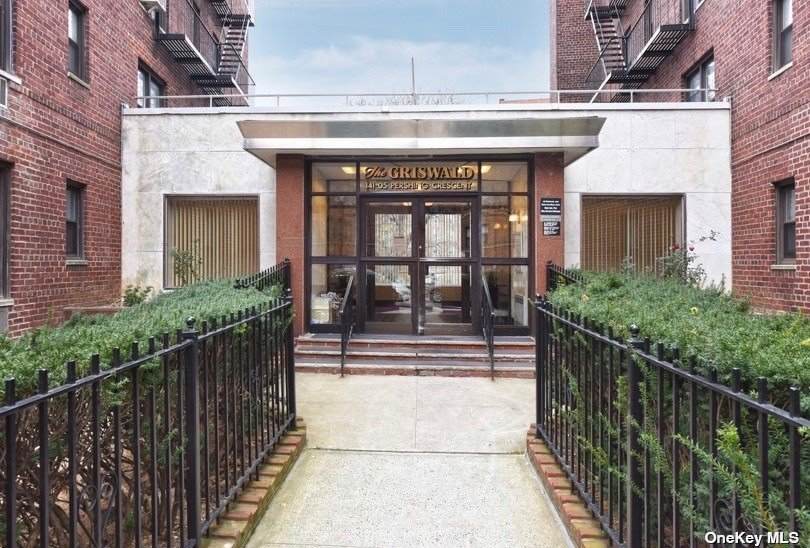 141-05 Pershing Crescent - Photo 1