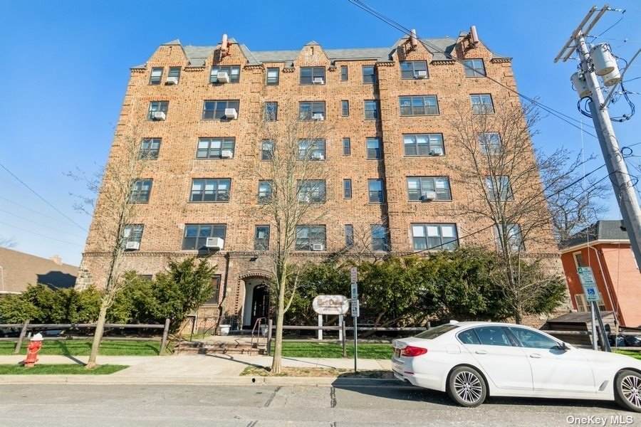 141 Wyckoff Plc. - Photo 1