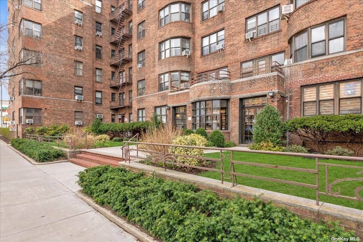 98-120 Queens Blvd - Photo 1