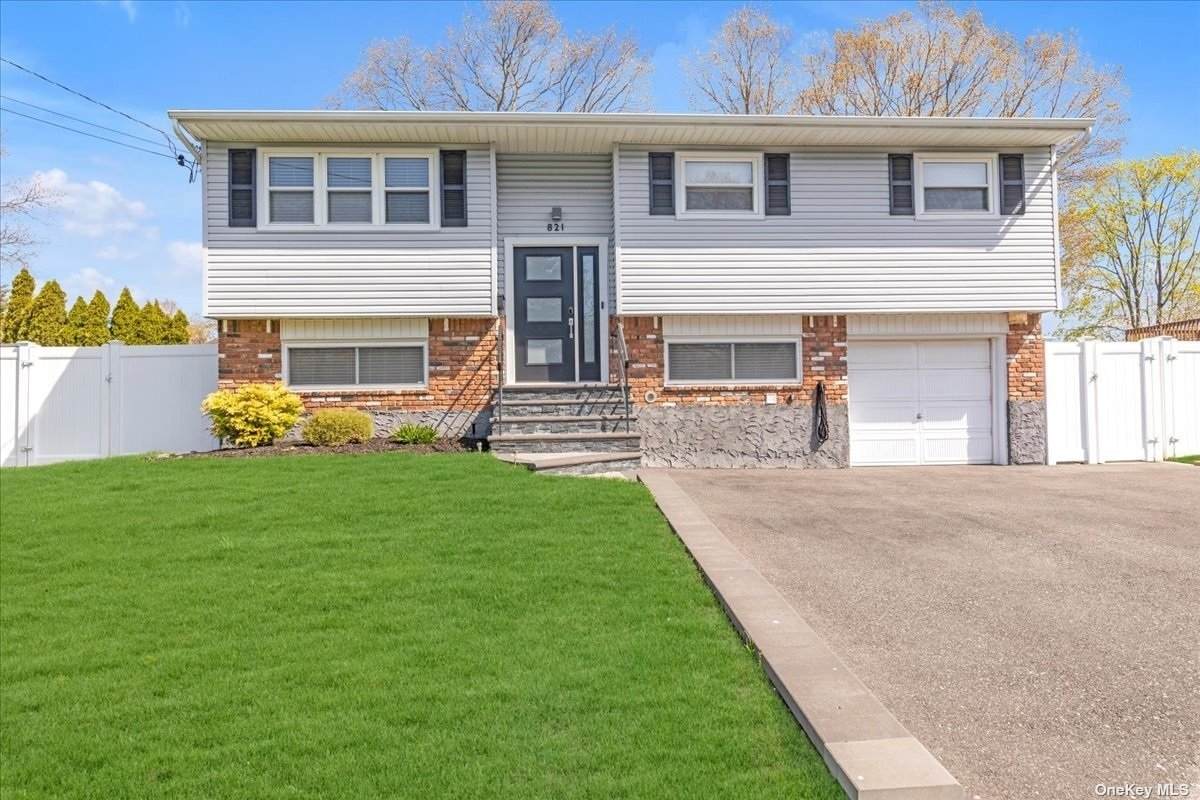 821 Stanley Street - Photo 1