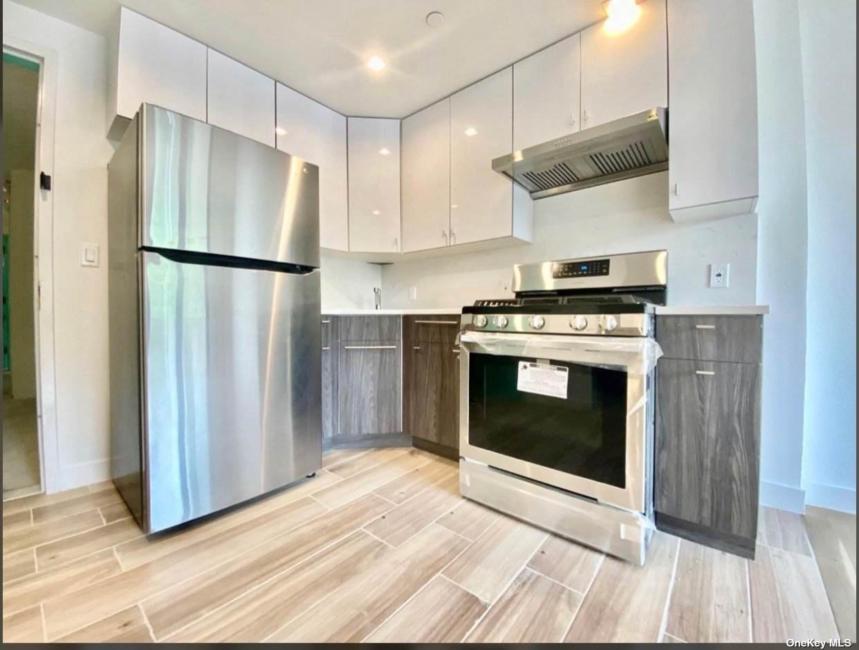 140-20 Cherry Avenue - Photo 1