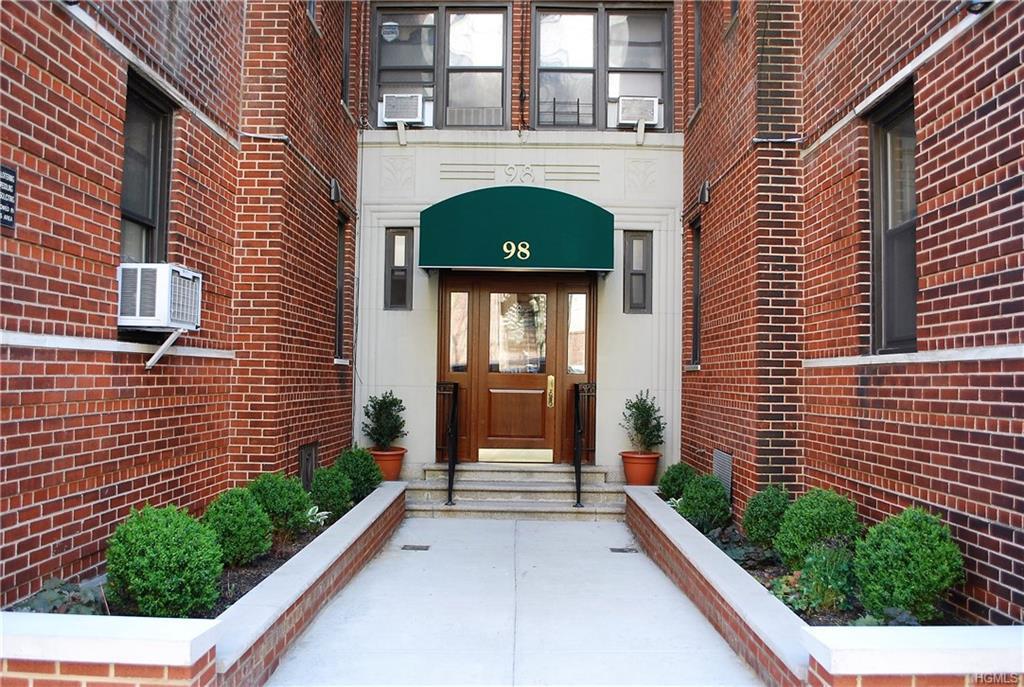 98 Park Terrace East - Photo 1