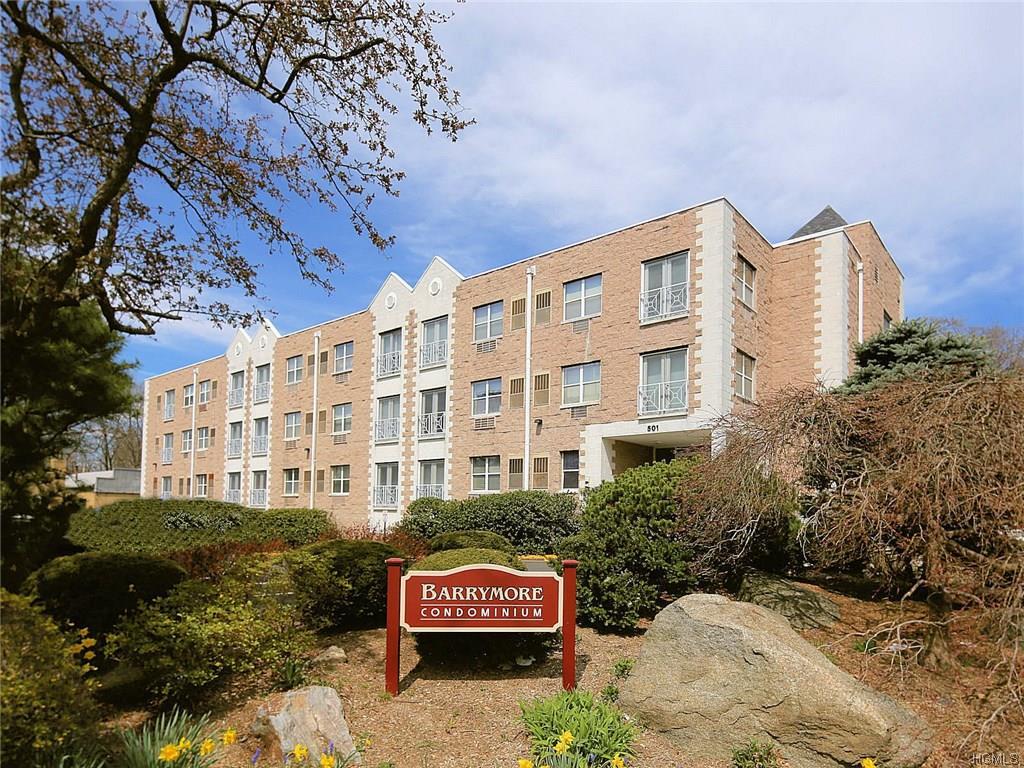 501 Barry Avenue - Photo 1
