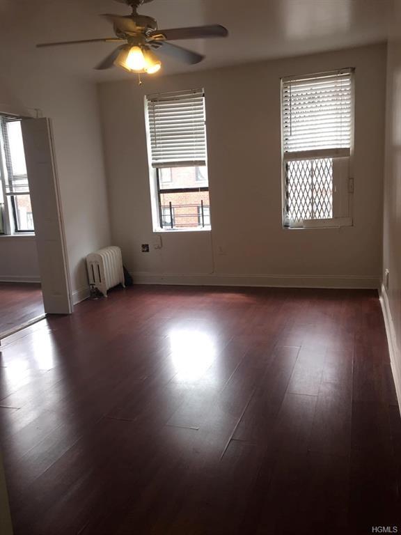 950 Hoe Avenue - Photo 1