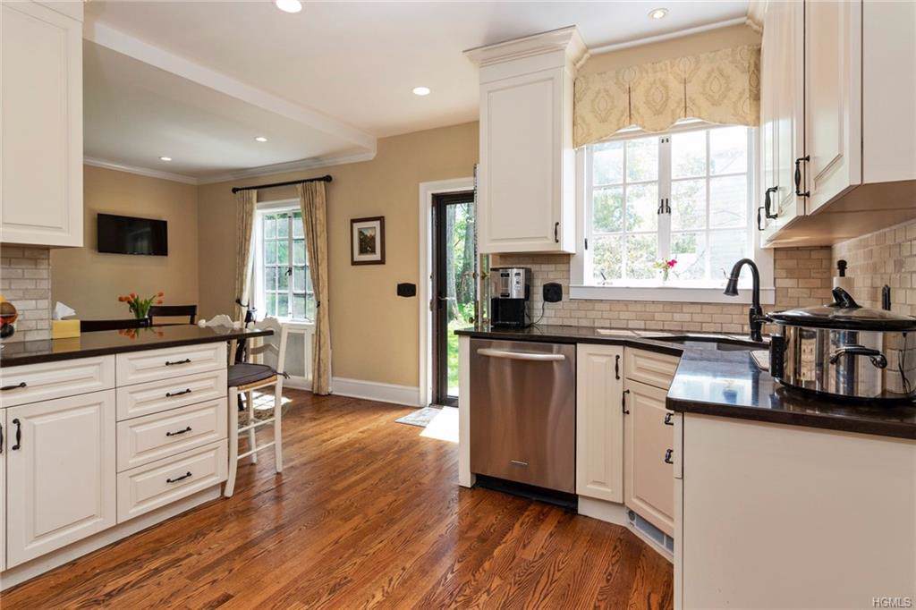 99 Victory Boulevard - Photo 1