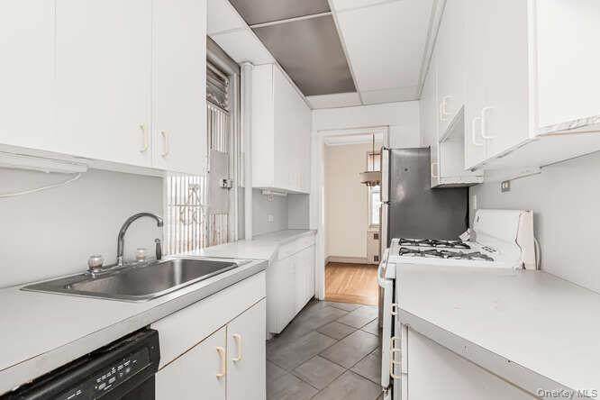 2600 Henry Hudson Parkway - Photo 1