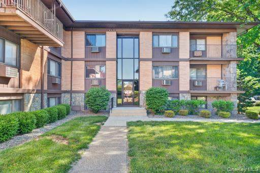 10 Oakwood Terrace - Photo 1
