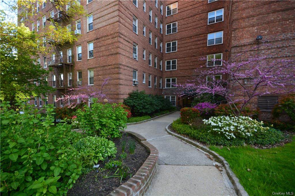 247 Parkview Avenue - Photo 1