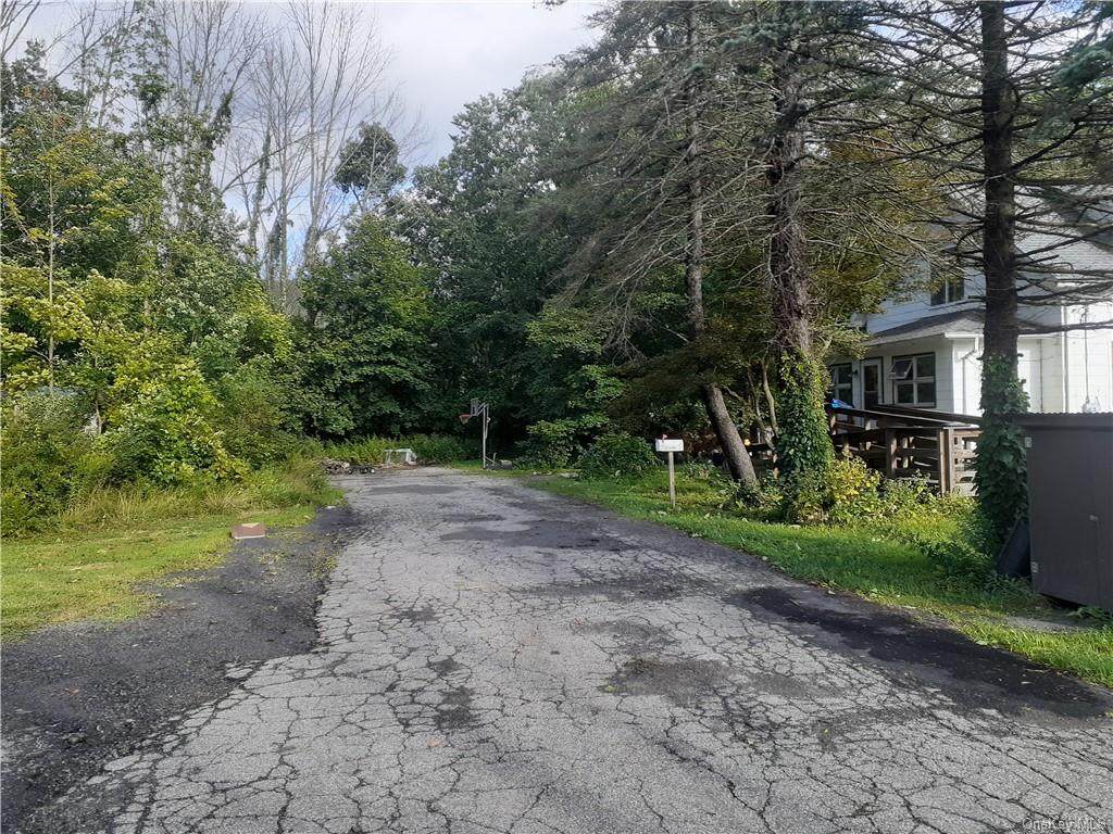 24 Laura Lane - Photo 1