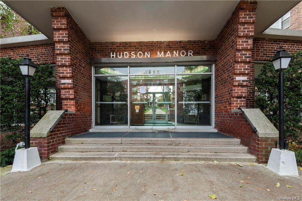 3850 Hudson Manor Terrace - Photo 1
