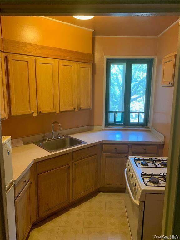 1554 Unionport Road - Photo 1
