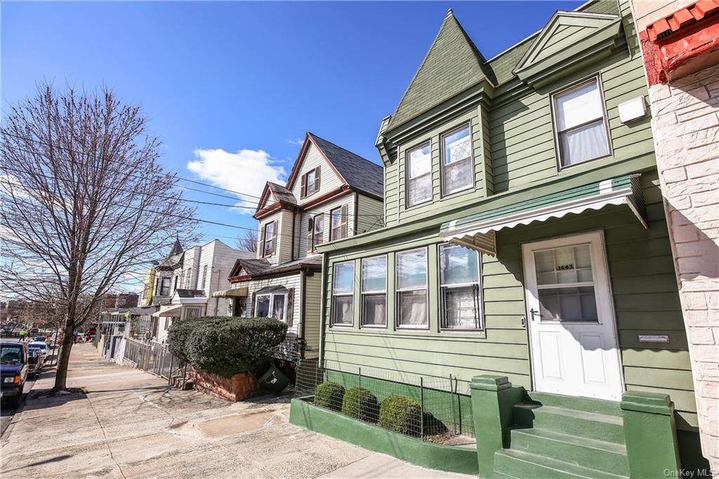 1443 Saint Lawrence Avenue - Photo 1