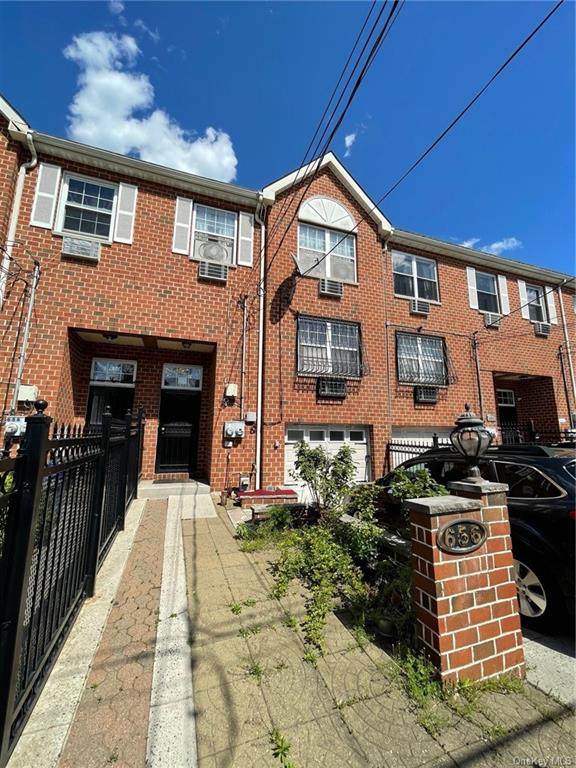 656 Underhill Avenue - Photo 1