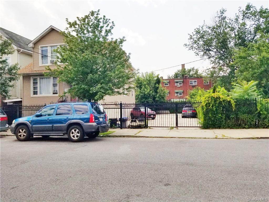 611 Saint Lawrence Avenue - Photo 1