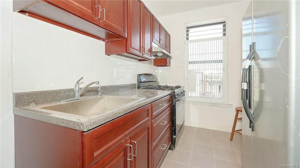 1025 Leggett Avenue - Photo 1