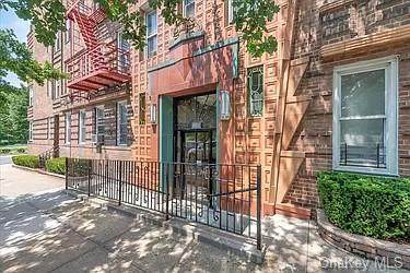601 Pelham Parkway - Photo 1