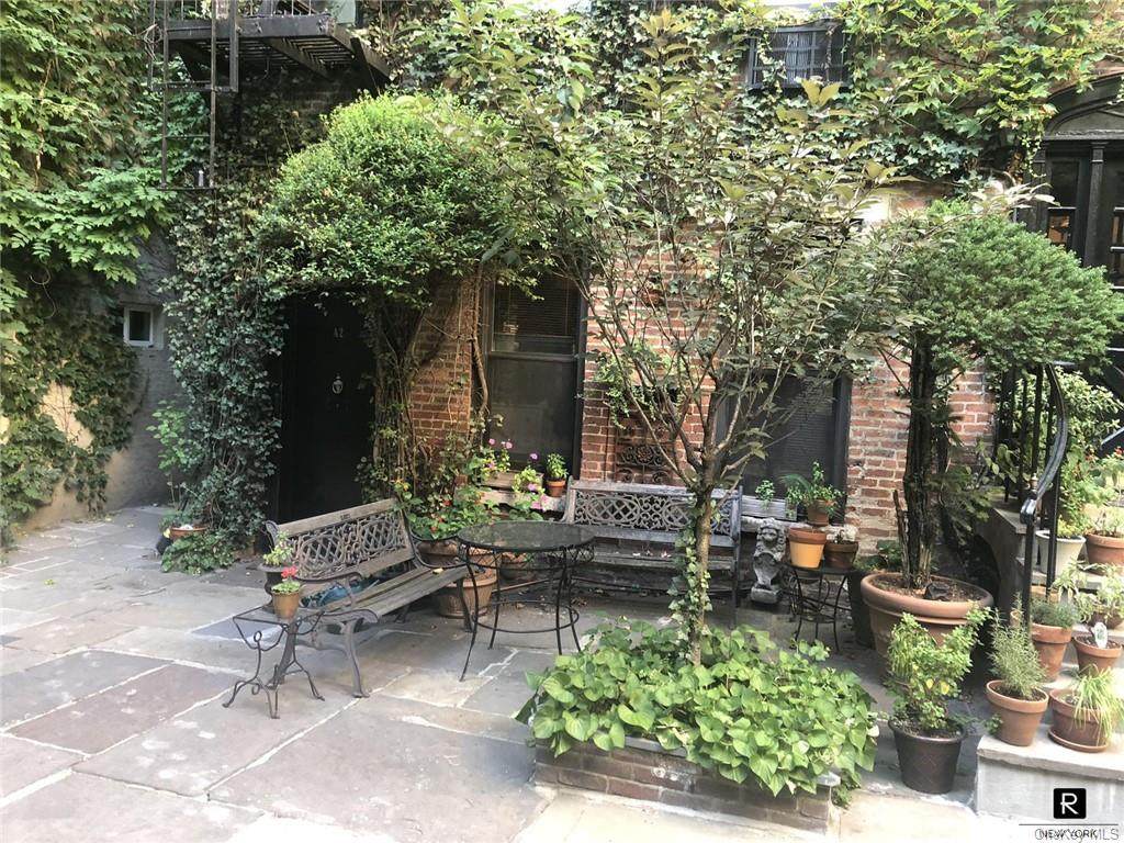 420 W 46th Street - Photo 1