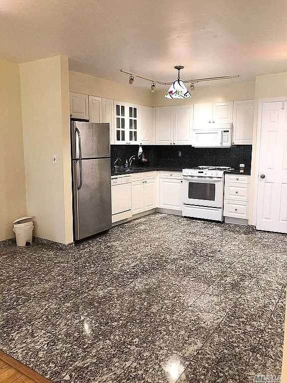 205-62 Brian Cres - Photo 1