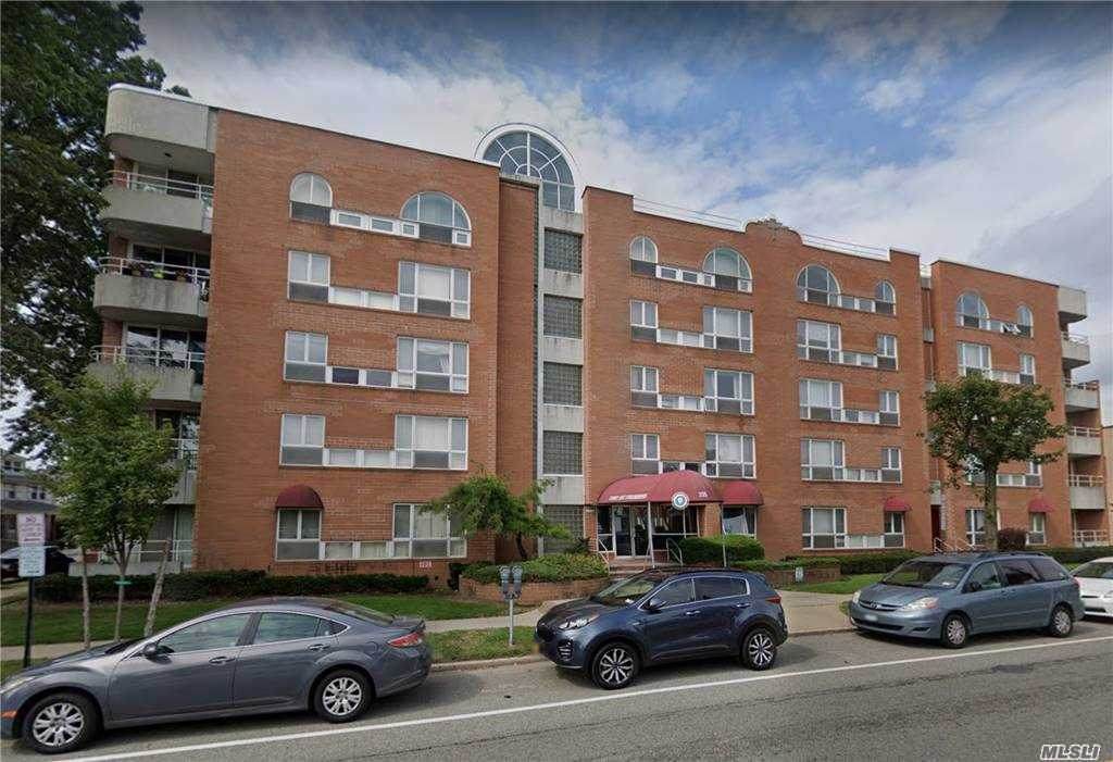 205 Mineola Boulevard - Photo 1